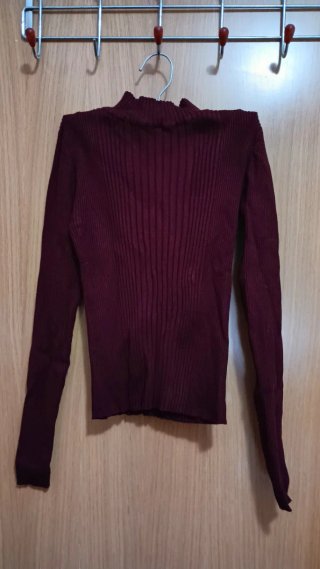 Jersey burdeos cuello alto
