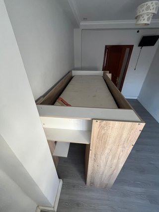 Cama litera con armario y escalera