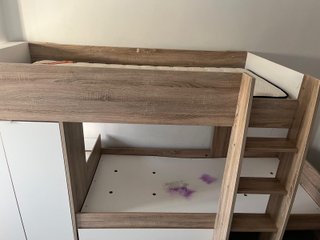 Cama litera con armario y escalera