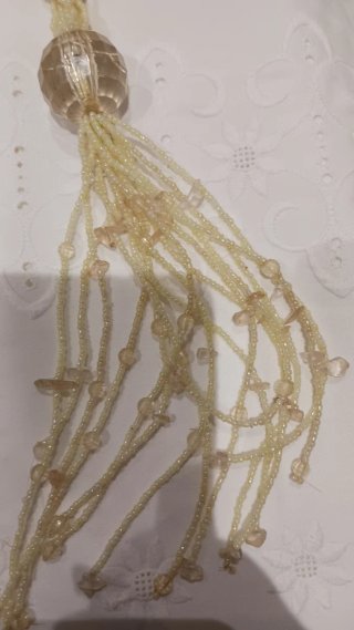 Collar y pulsera de cuentas beige y doradas