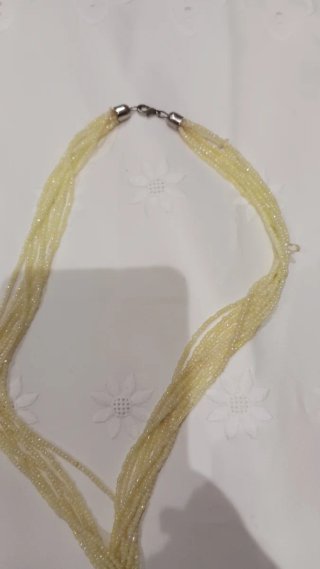 Collar y pulsera de cuentas beige y doradas
