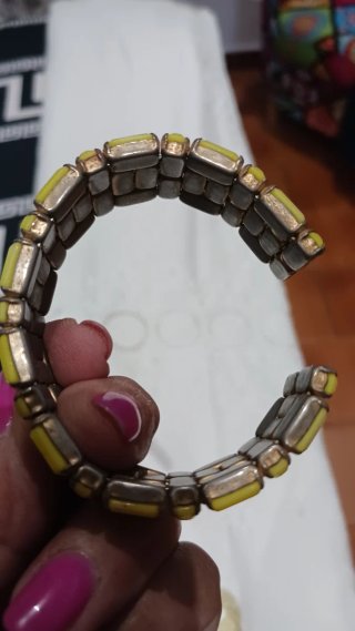Collar y pulsera de cuentas beige y doradas