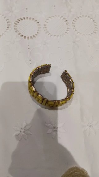 Collar y pulsera de cuentas beige y doradas