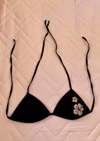 Bikini negro con flores