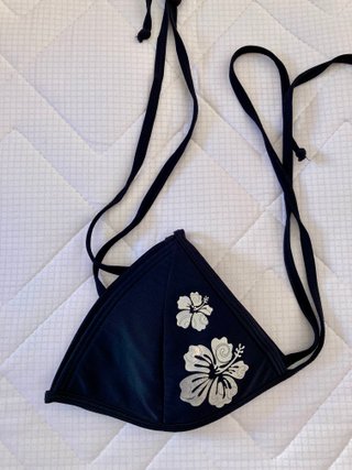 Bikini negro con flores