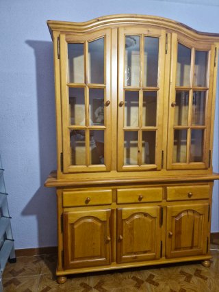 Mueble de salón madera con vitrina
