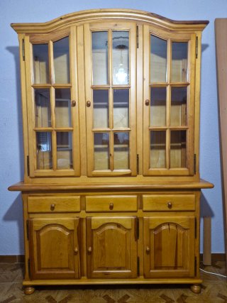 Mueble de salón madera con vitrina