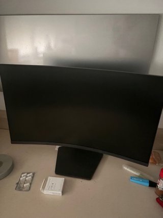 Pantalla Curva Negra y Plateada
