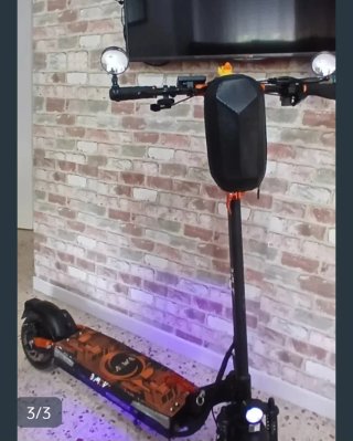 Patinete eléctrico marca B-MOV con luces