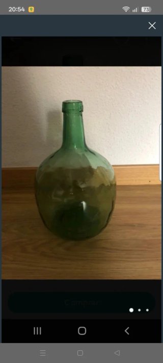 Botella de vidrio verde antigua