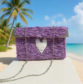 Bolso morado con corazón blanco