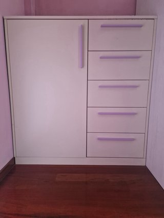 Litera  de dos camas con cajones y gavetero.