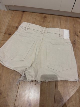 Pantalón corto beige deshilachado