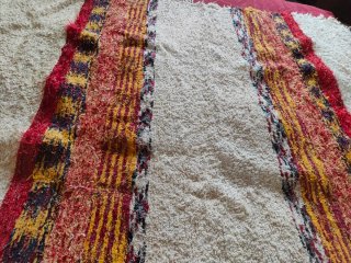 Alfombra rústica beige y roja