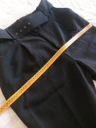 Pantalón de vestir negro con cinturón ancho
