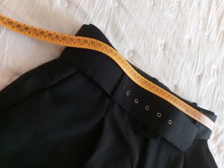 Pantalón de vestir negro con cinturón ancho