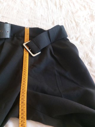 Pantalón de vestir negro con cinturón ancho
