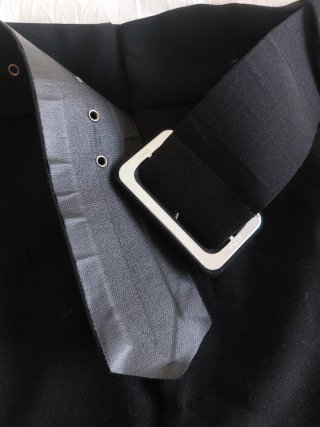 Pantalón de vestir negro con cinturón ancho