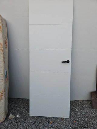 Puerta blanca moderna 4 rayas