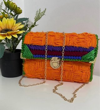 Bolso de mano multicolor con cadena dorada