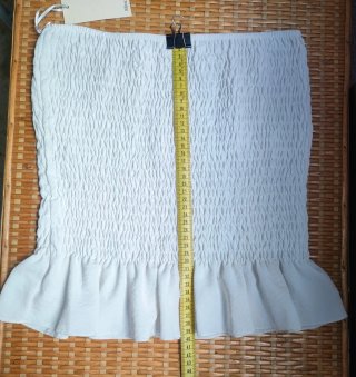 Top blanco fruncido con volante