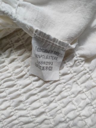 Top blanco fruncido con volante