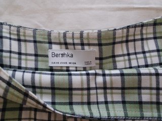 Falda de cuadros Bershka verde y blanca
