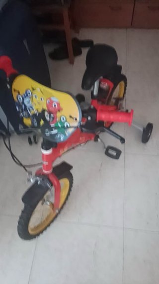 Bicicleta infantil roja y amarilla