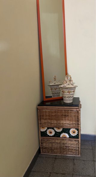 Mueble auxiliar mimbre con espejo y tapa