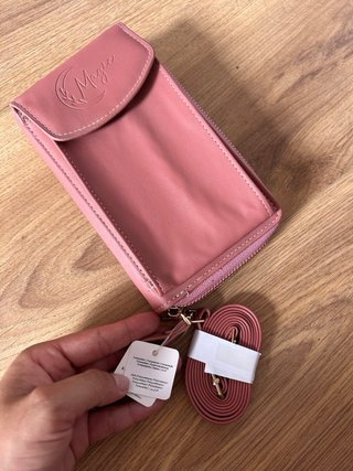 Billetera rosa con correa