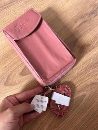 Billetera rosa con correa
