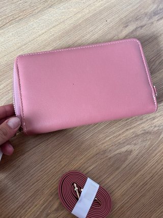 Billetera rosa con correa