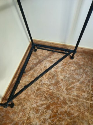 Scaffale in ferro battuto con ripiani in vetro