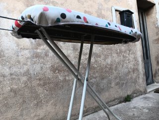 Tabla de planchar con funda de lunares