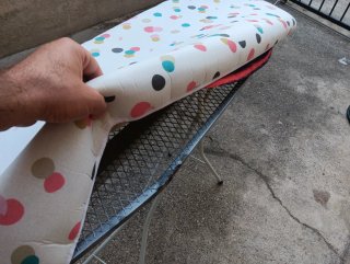 Tabla de planchar con funda de lunares