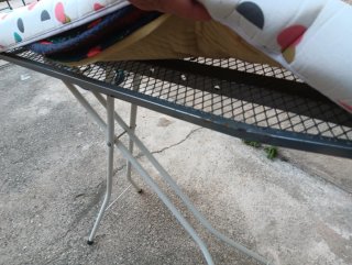 Tabla de planchar con funda de lunares