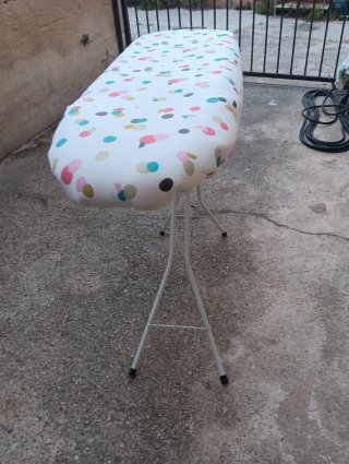 Tabla de planchar con funda de lunares