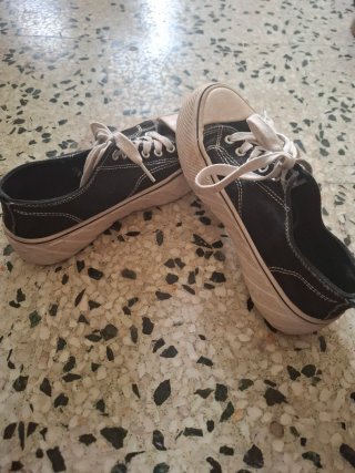 Zapatillas deportivas negras y blancas