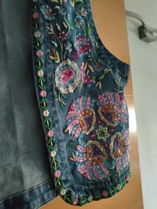 Chaleco vaquero bordado con pedrería