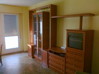 Mueble vitrina salón madera y cristal