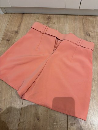 Falda pantalón rosa con cinturón