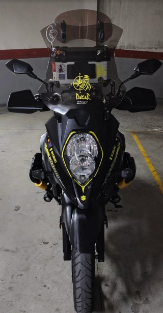 Suzuki V-Strom 650 2023 Negra y Amarilla