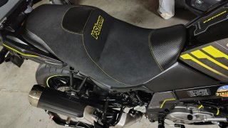 Suzuki V-Strom 650 2023 Negra y Amarilla