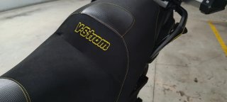Suzuki V-Strom 650 2023 Negra y Amarilla