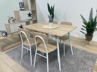 MESA CON 4 SILLAS