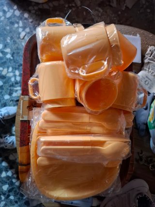 Set vasos, platos y cubiertos naranja