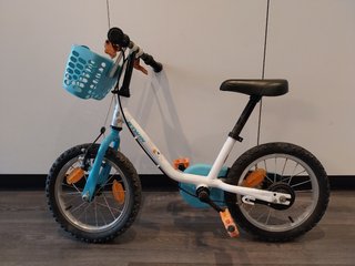 Bicicleta infantil Btwin azul y blanca