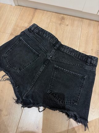 Pantalones cortos vaqueros negros rotos