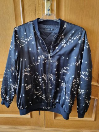 Chaqueta Stradivarius floral negra T40