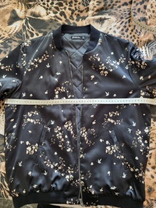 Chaqueta Stradivarius floral negra T40